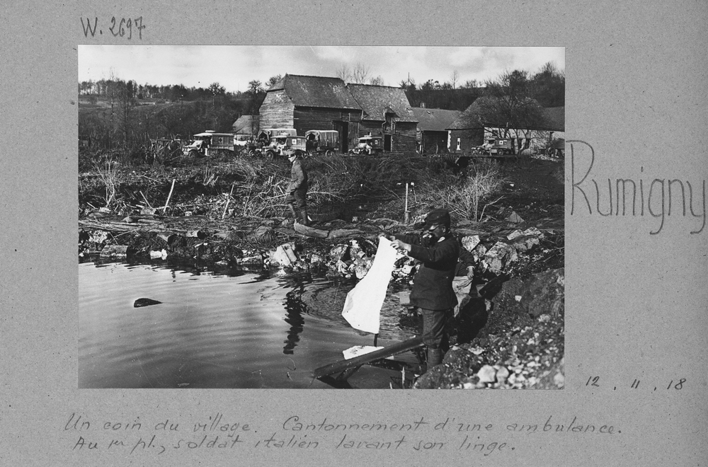 RUMIGNY Un coin du village. Cantonnement d'une ambulance. Au 1er plan, soldat italien lavant son linge (Collection La Contemporaine)