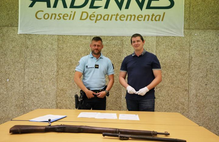 La Gendarmerie fait don d'un fusil au Musée Guerre et Paix