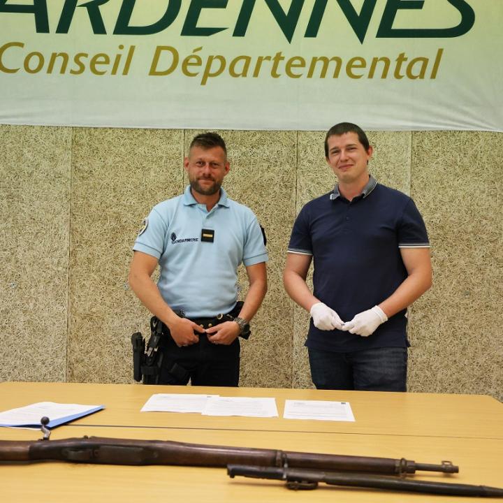 La Gendarmerie fait don d'un fusil au Musée Guerre et Paix