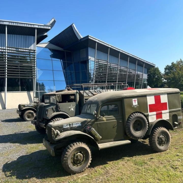 Véhicules militaires historiques présentés au Musée Guerre et Paix lors des Journées européennes du patrimoine 2026